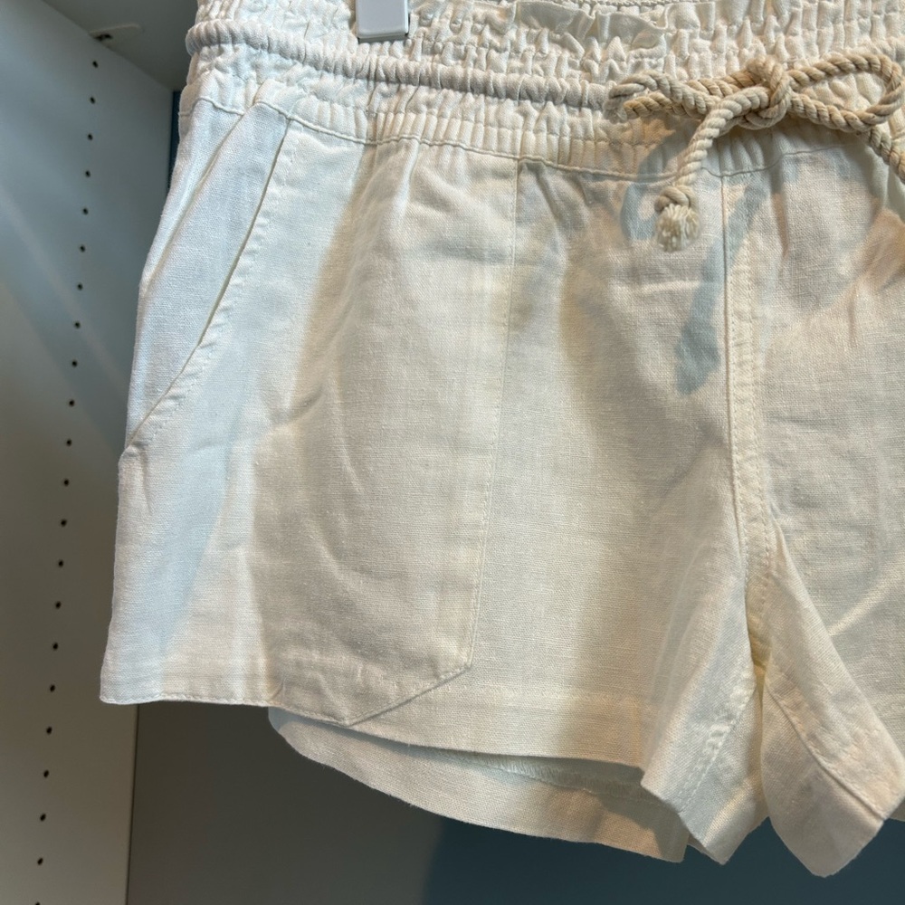 NWT Roxy shorts. Sz XL. Off white linen blend. Rope tie detail. Adorable! - Picture 5 of 16